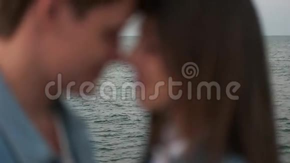海景下的情侣接吻视频的预览图
