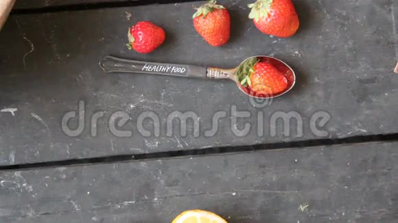 草莓勺子和文字健康食品背景视频的预览图