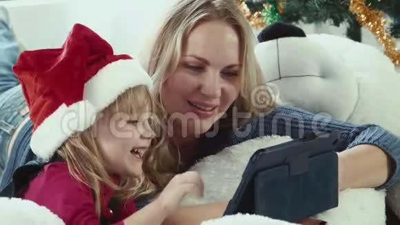 妈妈用触摸板看圣诞故事视频的预览图