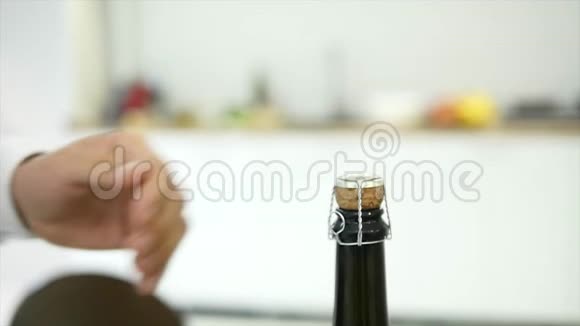 男人倒两杯香槟庆祝和女友搬进新家视频的预览图