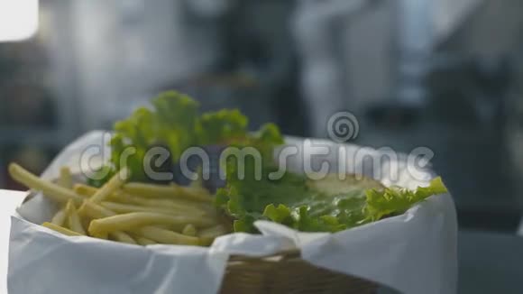 汉堡包掉在盘子上薯条放在盘子里视频的预览图