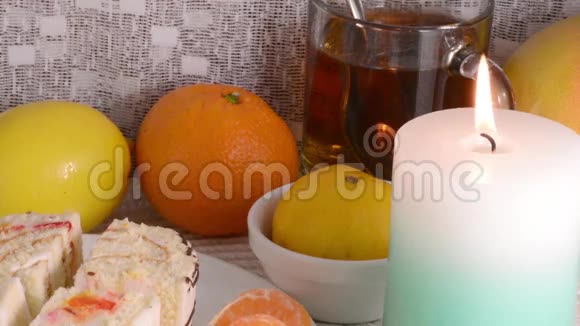 带水果的甜饼柠檬苹果茶和蜡烛视频的预览图