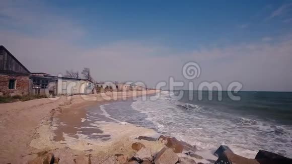 破坏海岸上的建筑物海浪沿着海岸翻滚暴风雨前的天气视频的预览图