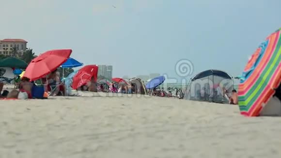 五颜六色的海滩雨伞在海滩上视频的预览图