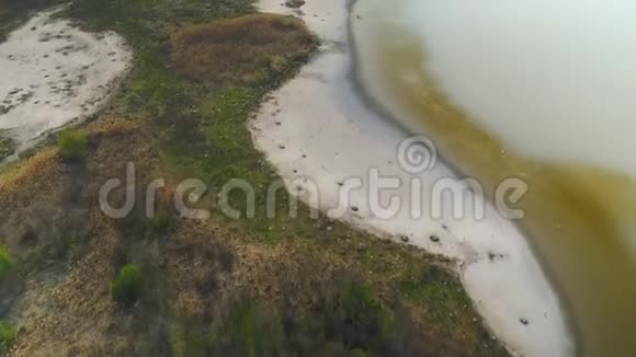 飞过一个盐湖空中飞行视频的预览图