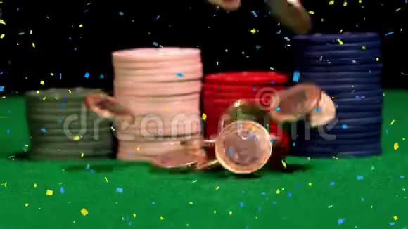被欧元硬币包围的扑克筹码不断下落视频的预览图