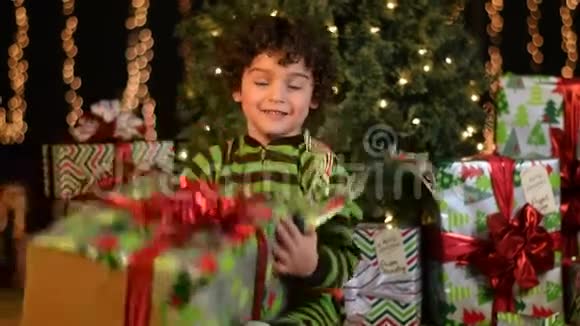 可爱的孩子打开圣诞礼物视频的预览图
