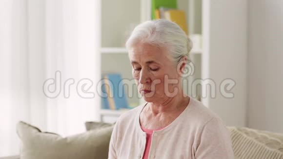 生病的老年妇女用纸巾吹鼻子视频的预览图