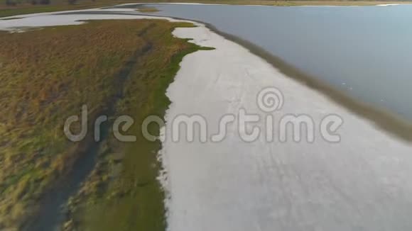 飞过一个盐湖空中飞行视频的预览图