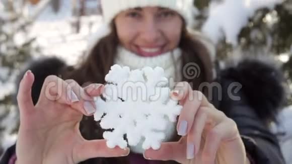 戴着大雪花的冬帽女人视频的预览图