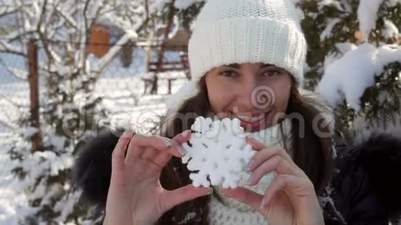 戴着大雪花的冬帽女人视频的预览图