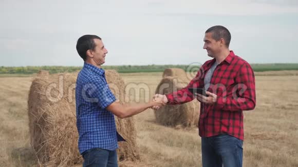团队农业智慧农业理念两个男人农民的生意牢固友好的握手工人握手视频的预览图