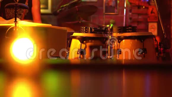 音乐家在一个小音乐俱乐部演奏布鲁斯前景中的蜡烛鼓吉他手4K视频的预览图