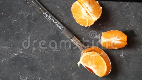 健康食品理念复古风格橘子勺子和文字视频的预览图