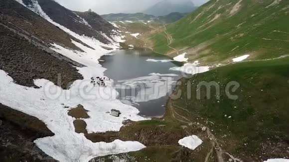 无人机鸟瞰布兰奇诺湖一个高山自然湖在春季意大利阿尔卑斯山意大利视频的预览图