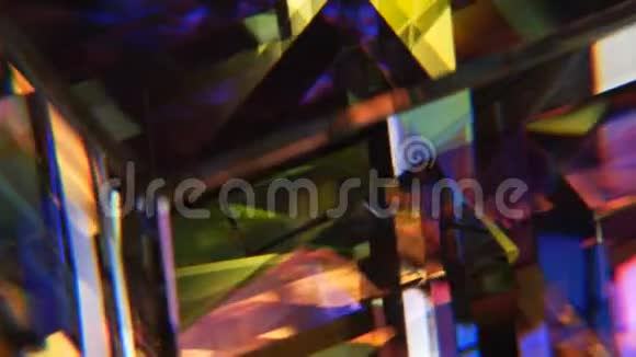 破碎的彩色玻璃视频的预览图