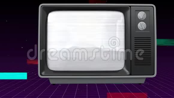 带菠萝的旧电视和屏幕上的日落视频的预览图