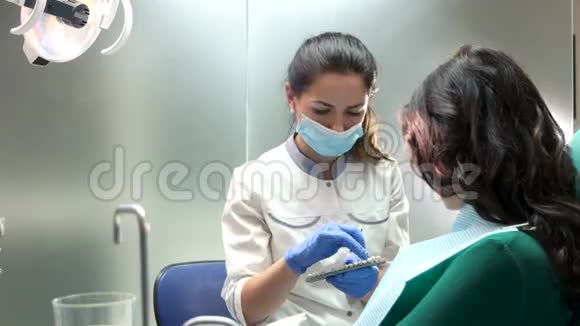 牙医持牙色图视频的预览图
