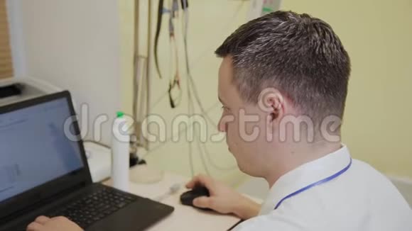 医生在诊所的电脑工作视频的预览图