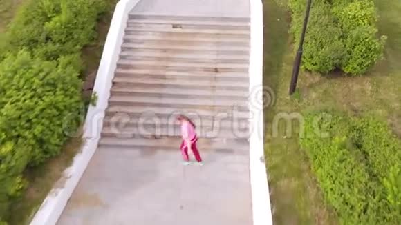 少女跑上楼梯运动空中射击视频的预览图