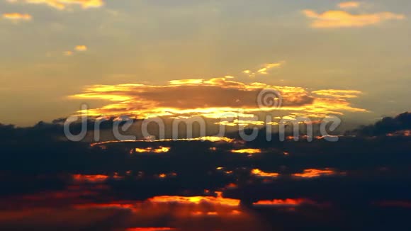 夕阳余晖下燃烧天空的时间流逝视频的预览图