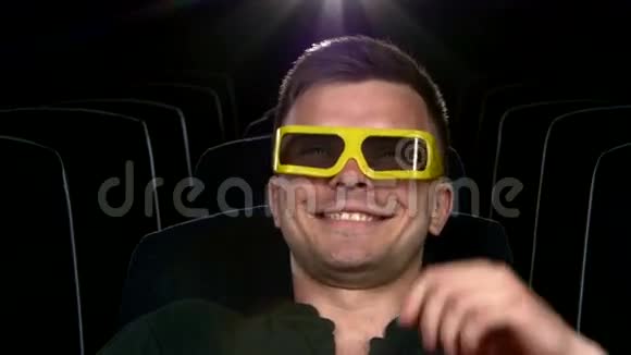 坐在电影院的男孩特写3D立体眼镜视频的预览图