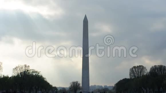 多云的华盛顿纪念碑视频的预览图
