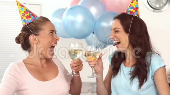 女人们敲响香槟长笛庆祝生日视频的预览图