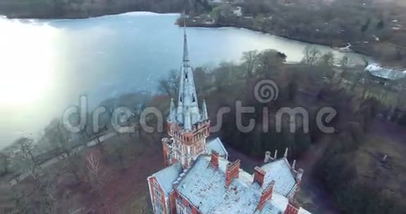 立陶宛特拉凯区废弃的Tyszkiewicz庄园前Lentvaris庄园的空中拍摄视频的预览图