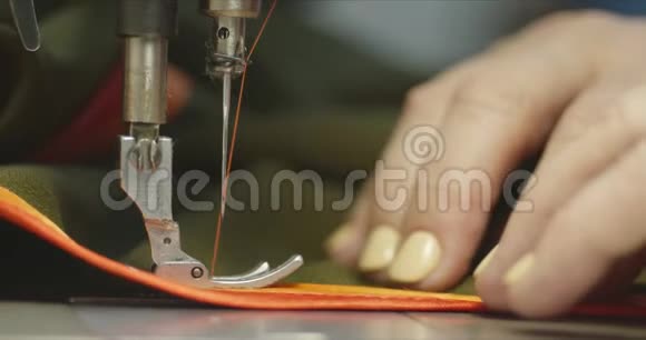 女裁缝在一台工业缝纫机上工作视频的预览图