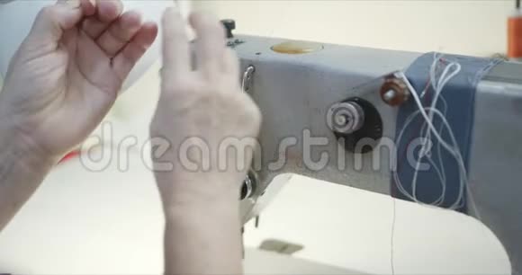 女裁缝在一台工业缝纫机上工作视频的预览图