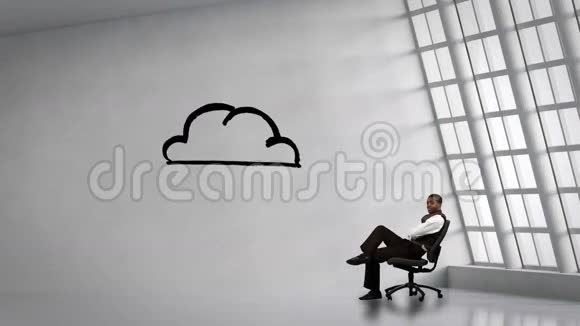 商人坐在环绕云的动画电子设备旁边视频的预览图