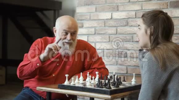 祖父教孙女在下棋时制定策略视频的预览图