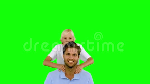 儿子在绿色的屏幕上跳回父亲视频的预览图
