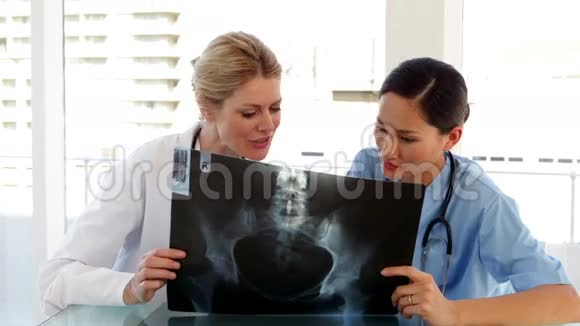 医生和护士正在检查X光视频的预览图