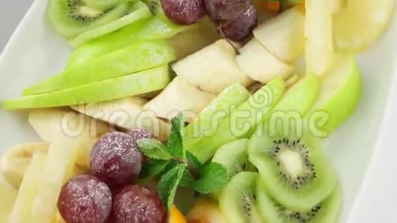 一盘什锦新鲜水果视频的预览图