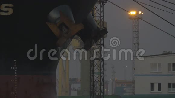 货船停留在俄罗斯港口晚上工作视频的预览图