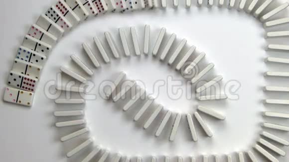 螺旋图案中的白色陶瓷多米视频的预览图