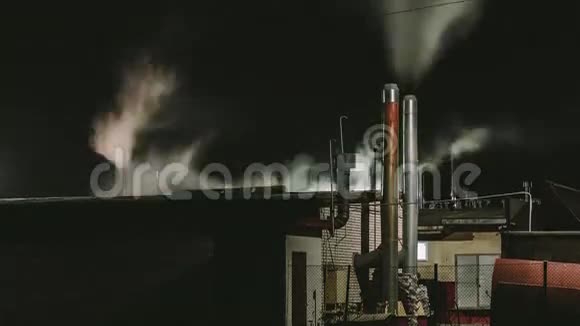 从管道厂晚上排放烟雾视频的预览图