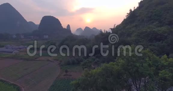 日落时分的雅朔县视频的预览图