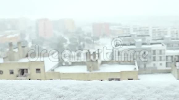 雪从窗外飘落的雪花与多丽的相机运动城市视野视频的预览图