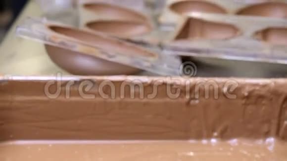 糕点厨师工作巧克力复活节钟声视频的预览图