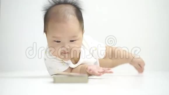 可爱的亚洲华人宝宝翻书视频的预览图