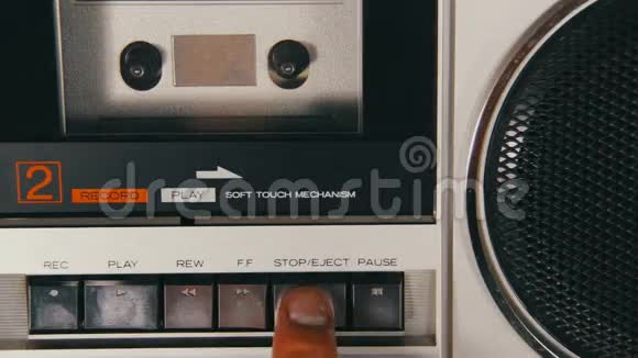 将盒式录音带插入磁带播放机并按播放和停止按钮视频的预览图
