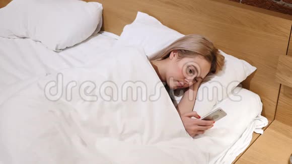 躺在床上谈论手机的女人视频的预览图