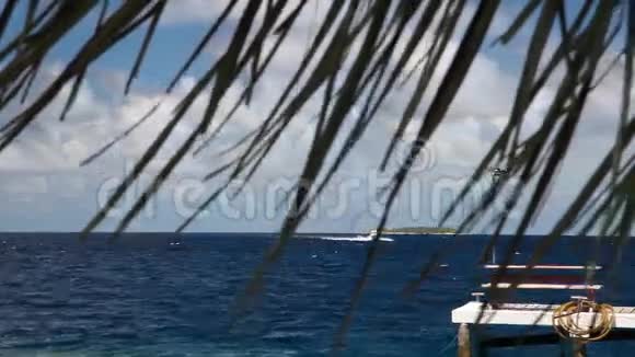 马尔代夫一艘快艇正在海上航行视频的预览图