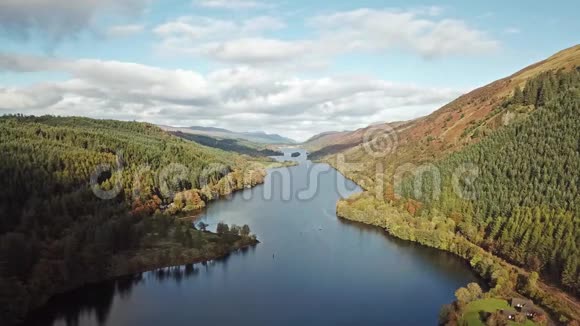 在苏格兰高地的莱斯奈斯湖上空飞越大峡谷联合王国视频的预览图