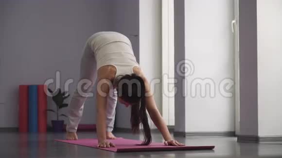 女人在健身大厅练习瑜伽视频的预览图