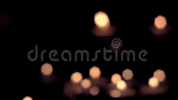 在黑暗的背景下燃烧蜡烛视频的预览图