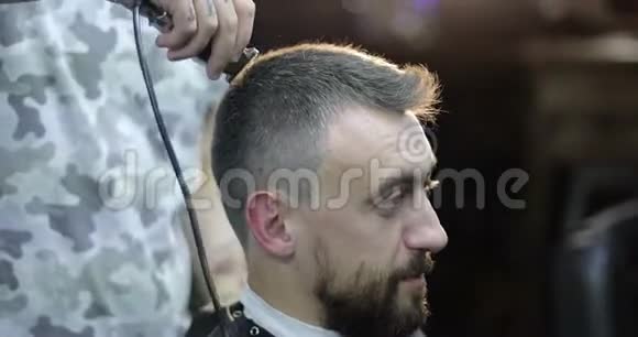 理发师用电动修剪器理发视频的预览图